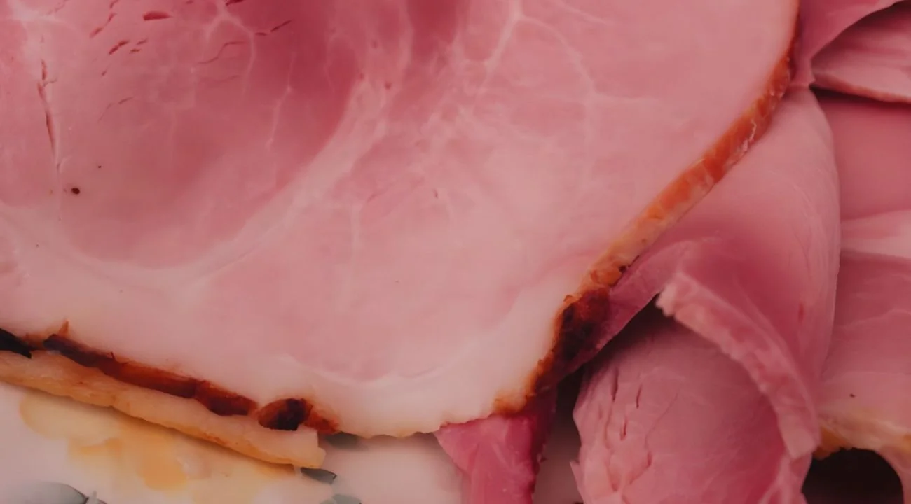 Perché il prosciutto cotto si 'sfalda' e genera un liquido biancastro? La risposta