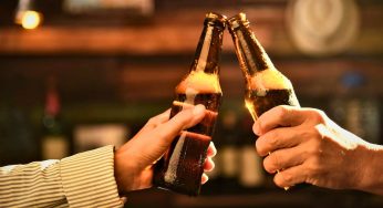 Birra, perché la bottiglia è sempre marrone o verde? Il motivo sconosciuto che tutti dovrebbero sapere