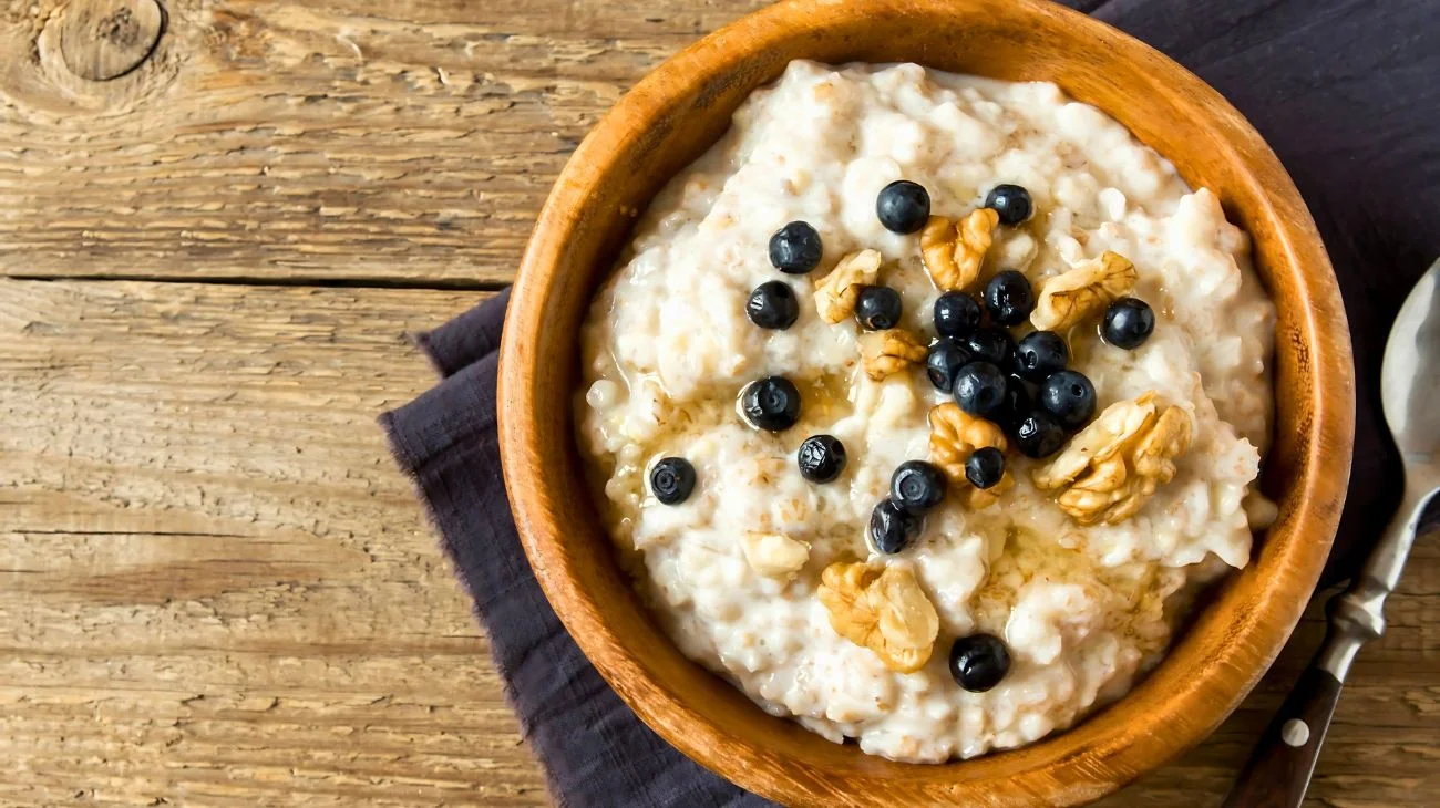 La colazione autunnale perfetta: porridge d'avena con miele e frutta secca, come prepararlo